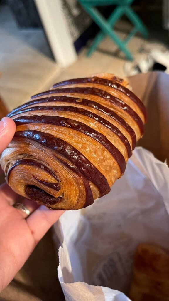 ヨーロッパの人気カフェで提供されるチョコレートクロワッサン